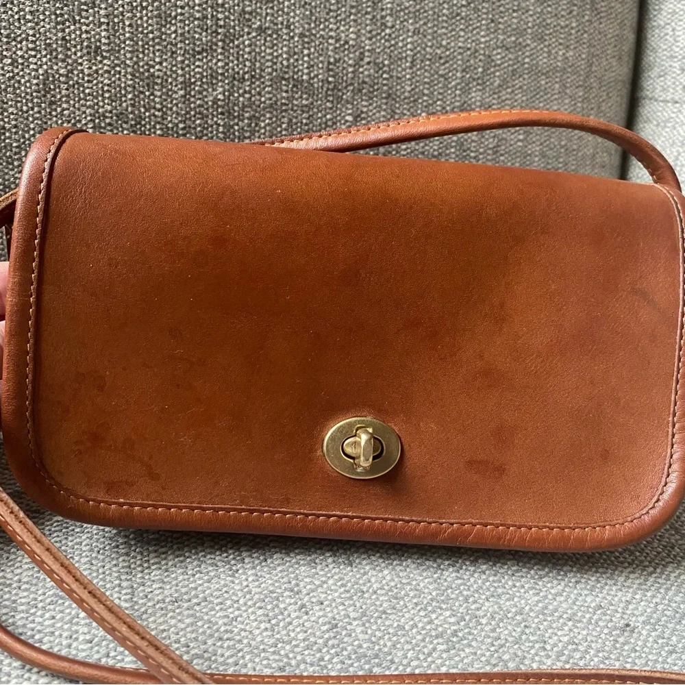 ❌sold❌Coach Vintage Early NYC Dinky British Tan Crossbody Brown Turn Lock - Picture 2 of 8